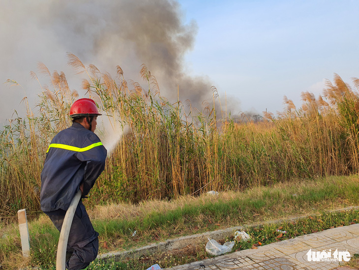 Cháy lớn tại đồng cỏ trong Khu công nghệ cao gần Samsung - Ảnh 4.