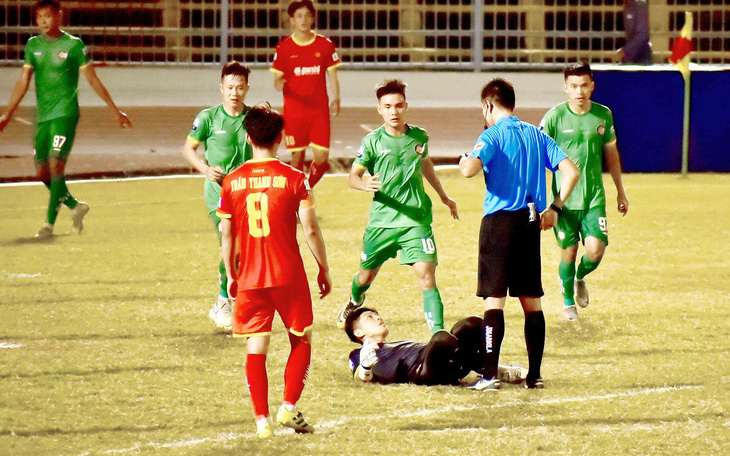 Màn ăn mừng khiêu khích trọng tài: Thủ môn Thanh Vũ bị phạt tiền, cấm thi đấu 2 trận