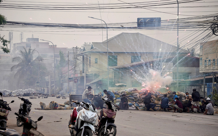 Người biểu tình Myanmar phản đối quân đội bằng... còi xe máy
