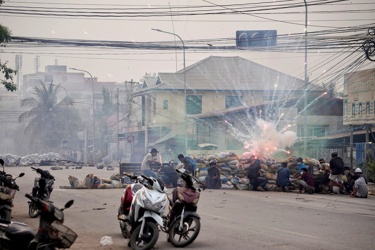 Người biểu tình Myanmar phản đối quân đội bằng... còi xe máy - Ảnh 1.