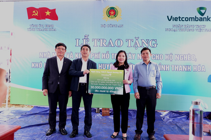 Vietcombank tài trợ 30 tỉ đồng để xây 600 căn nhà cho hộ nghèo ở Thanh Hóa - Ảnh 1.