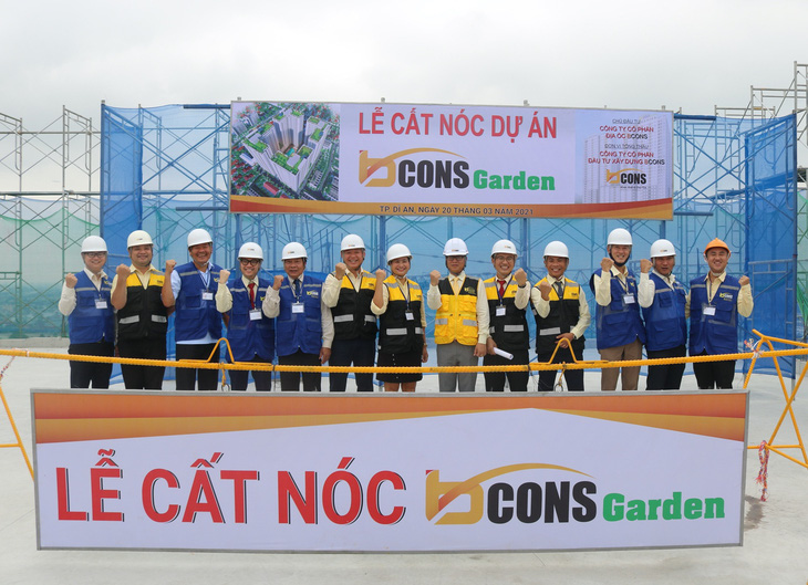 Vượt tiến độ 30 ngày, Bcons Garden chính thức cất nóc - Ảnh 1.