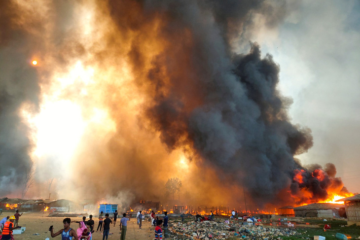 Cháy rất lớn ở trại tị nạn, 15 người chết, 400 người mất tích, 550 người bị thương - Ảnh 1.