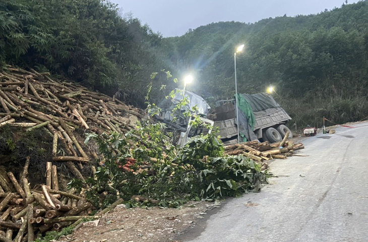 Vụ tai nạn làm 7 người ở Thanh Hóa thiệt mạng: xe tải chỉ được phép chở 2 người - Ảnh 1.