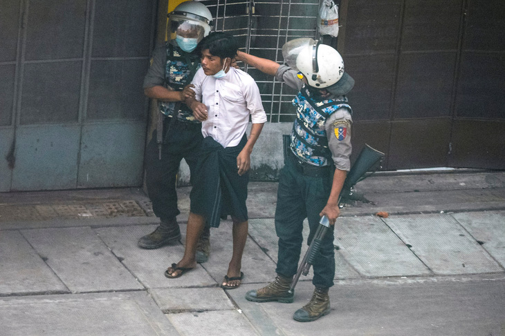 Mỹ trừng phạt cảnh sát trưởng Myanmar, cáo buộc đàn áp dã man người biểu tình - Ảnh 1.