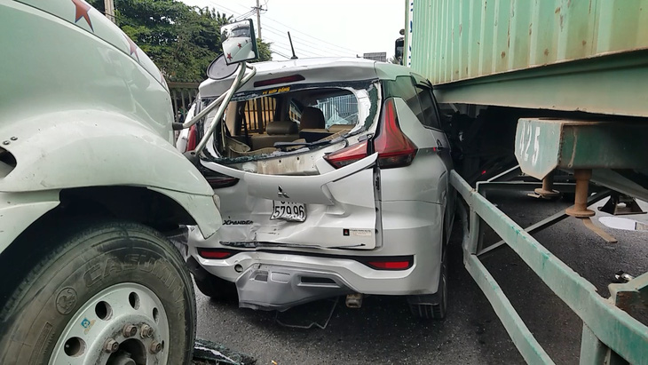 2 xe container kẹp cổ xe 7 chỗ ở quận Bình Tân, tài xế xe 7 chỗ may mắn thoát nạn - Ảnh 1.
