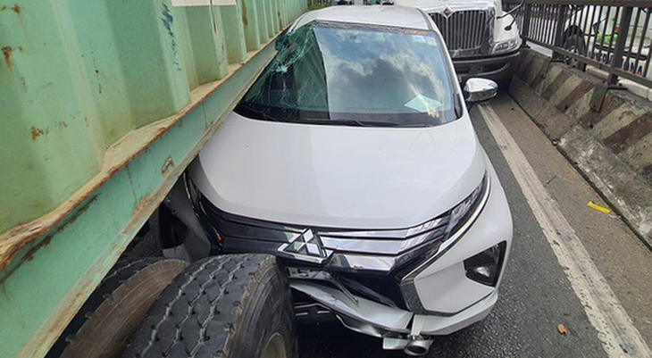2 xe container kẹp cổ xe 7 chỗ ở quận Bình Tân, tài xế xe 7 chỗ may mắn thoát nạn - Ảnh 2.