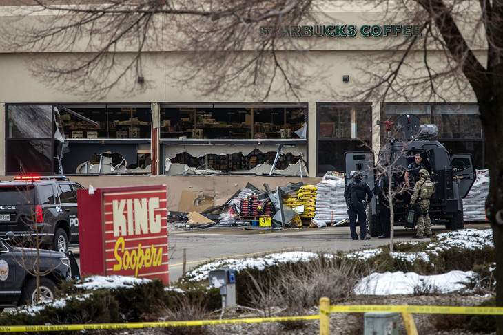 Xả súng trong siêu thị ở Mỹ, 10 người chết - Ảnh 2.