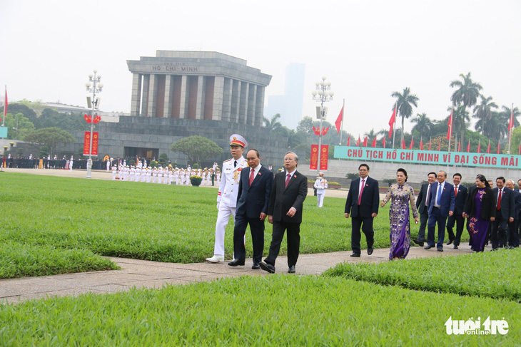 Đại biểu viếng Chủ tịch Hồ Chí Minh trước khai mạc kỳ họp cuối Quốc hội khóa XIV - Ảnh 1.