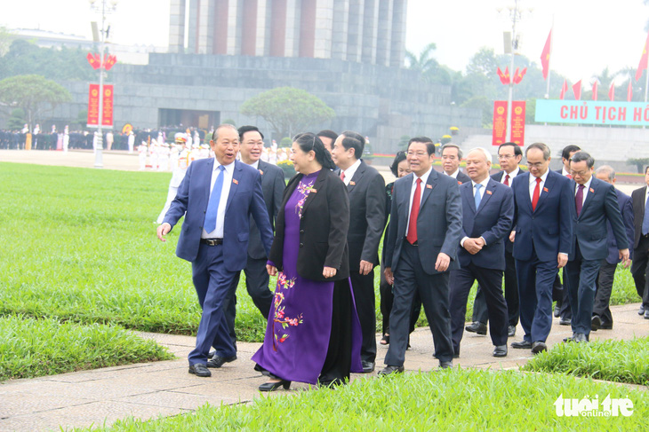 Đại biểu viếng Chủ tịch Hồ Chí Minh trước khai mạc kỳ họp cuối Quốc hội khóa XIV - Ảnh 2.
