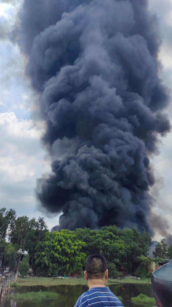 Cháy lớn xưởng mút xốp ở Bình Chánh - Ảnh 2.