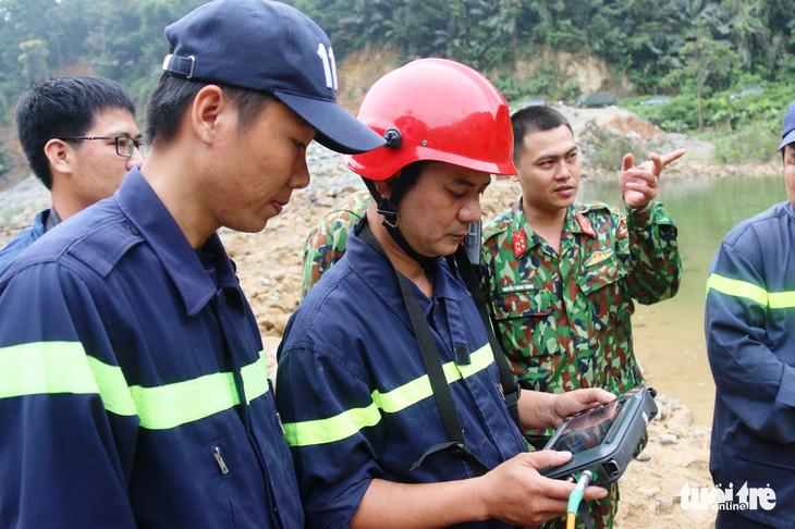 Quân đội, công an tiếp tục tìm kiếm 11 công nhân mất tích tại thủy điện Rào Trăng 3 - Ảnh 4.