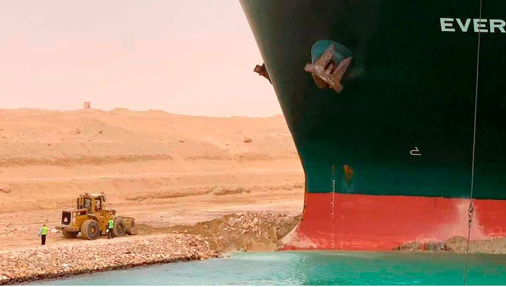 Tàu hàng chặn ngang kênh đào Suez, chủ tàu có thể phải đền hàng triệu đô - Ảnh 3.