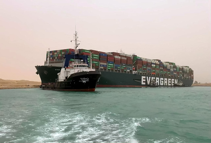 Tàu hàng chặn ngang kênh đào Suez, chủ tàu có thể phải đền hàng triệu đô - Ảnh 1.