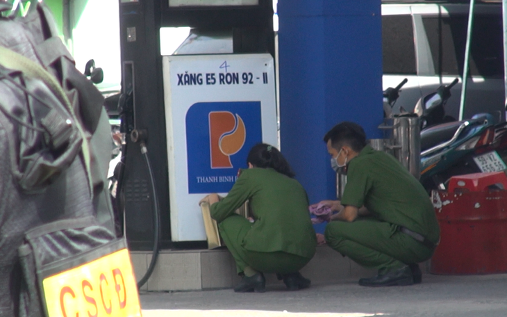 Công an phong tỏa cửa hàng xăng dầu ở quận Gò Vấp, TP.HCM