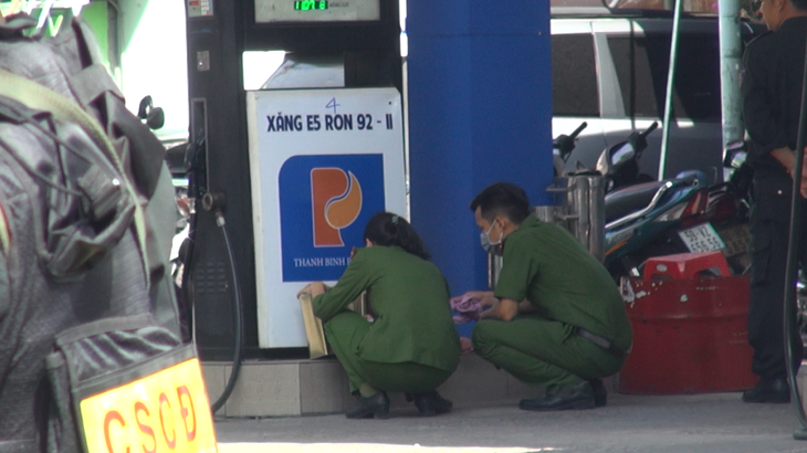 Công an phong tỏa cửa hàng xăng dầu ở quận Gò Vấp, TP.HCM - Ảnh 6.