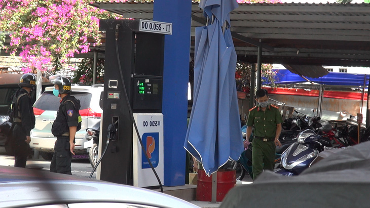 Công an phong tỏa cửa hàng xăng dầu ở quận Gò Vấp, TP.HCM - Ảnh 5.