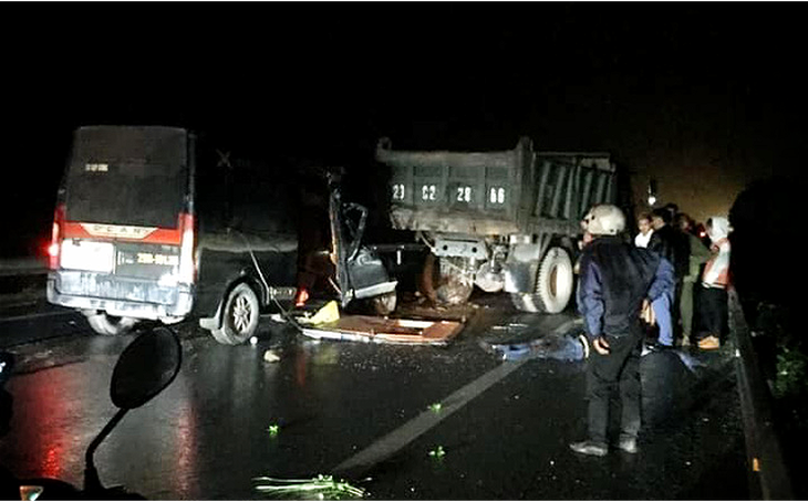 Xe khách đâm vào xe tải bị hỏng đỗ trên đường trong đêm, 3 người chết - Ảnh 1.
