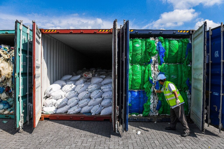 Malaysia hoàn trả container rác thải nhựa được vận chuyển từ Mỹ - Ảnh 1.