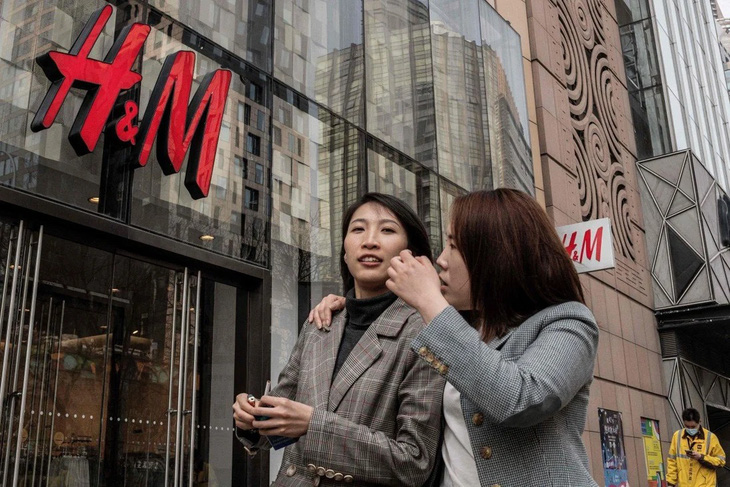 Các công ty châu Âu tại Trung Quốc bị tẩy chay vì dừng sử dụng bông Tân Cương - Ảnh 1.