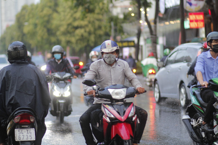 Nắng nóng kéo dài thêm 3 ngày rồi ‘nhường chỗ’ cho mưa trái mùa - Ảnh 1.