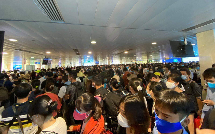 Sân bay Tân Sơn Nhất đông nghẹt, khách xếp hàng suýt lỡ chuyến