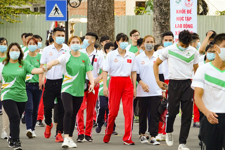 Lực sĩ khuyết tật Lê Văn Công chạy bộ hưởng ứng Ngày chạy Olympic vì sức khỏe toàn dân - Ảnh 3.