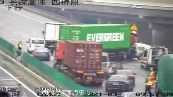 Dân mạng Trung Quốc sốt vì xe container Evergreen mắc kẹt trên cao tốc - Ảnh 2.
