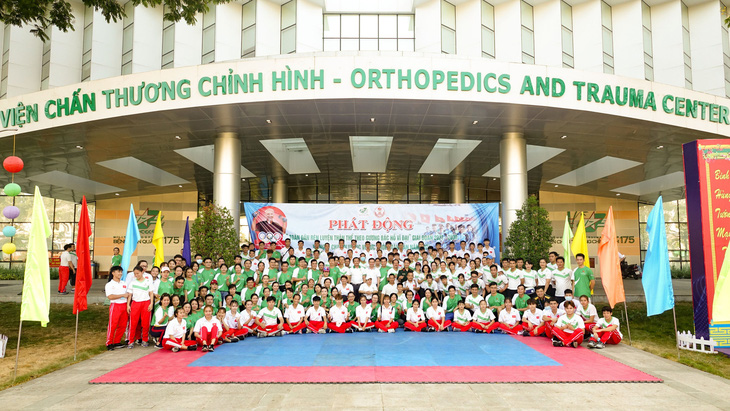 Lực sĩ khuyết tật Lê Văn Công chạy bộ hưởng ứng Ngày chạy Olympic vì sức khỏe toàn dân - Ảnh 8.