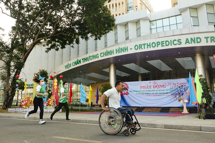 Lực sĩ khuyết tật Lê Văn Công chạy bộ hưởng ứng Ngày chạy Olympic vì sức khỏe toàn dân - Ảnh 1.