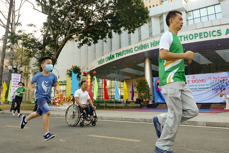 Lực sĩ khuyết tật Lê Văn Công chạy bộ hưởng ứng Ngày chạy Olympic vì sức khỏe toàn dân - Ảnh 5.