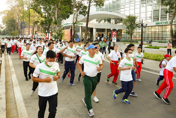 Lực sĩ khuyết tật Lê Văn Công chạy bộ hưởng ứng Ngày chạy Olympic vì sức khỏe toàn dân - Ảnh 2.