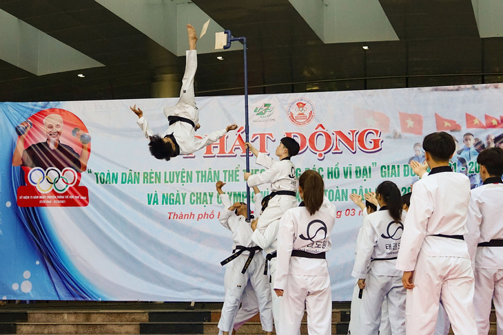 Lực sĩ khuyết tật Lê Văn Công chạy bộ hưởng ứng Ngày chạy Olympic vì sức khỏe toàn dân - Ảnh 7.
