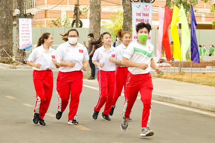 Lực sĩ khuyết tật Lê Văn Công chạy bộ hưởng ứng Ngày chạy Olympic vì sức khỏe toàn dân - Ảnh 4.