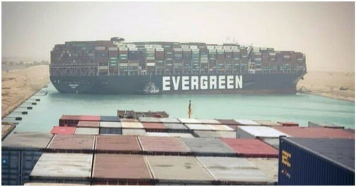 Dân mạng Trung Quốc sốt vì xe container Evergreen mắc kẹt trên cao tốc - Ảnh 3.