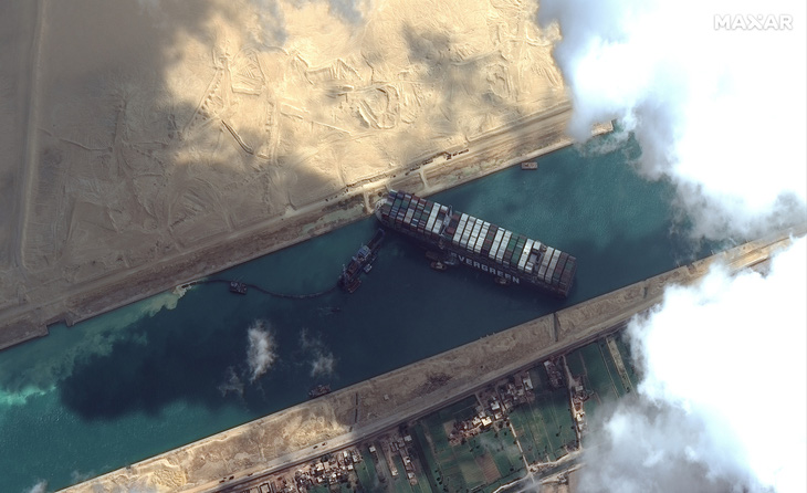 Siêu tàu hàng kẹt ở kênh đào Suez ‘đốt’ 400 triệu USD mỗi giờ, Mỹ vào cuộc giải cứu - Ảnh 1.