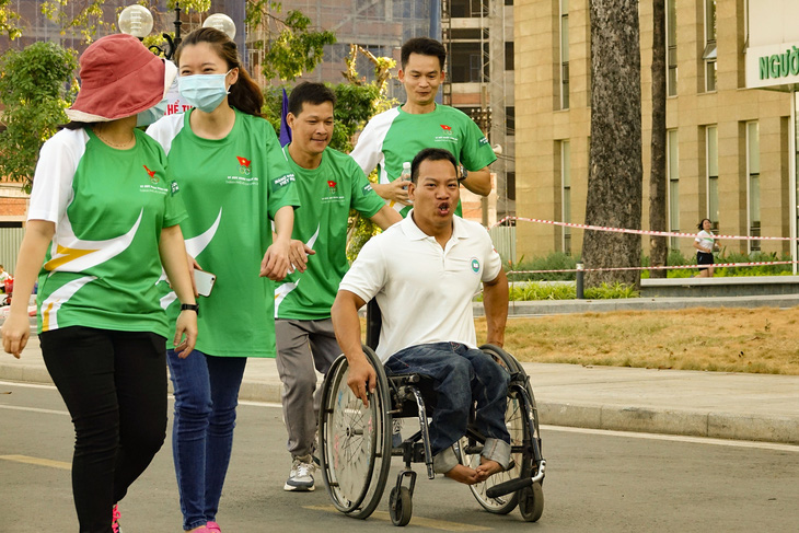 Lực sĩ khuyết tật Lê Văn Công chạy bộ hưởng ứng Ngày chạy Olympic vì sức khỏe toàn dân - Ảnh 6.