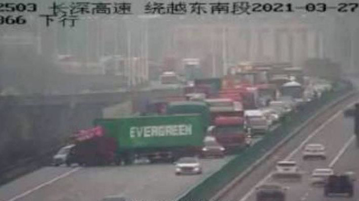 Dân mạng Trung Quốc sốt vì xe container Evergreen mắc kẹt trên cao tốc - Ảnh 1.