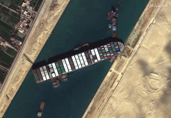Ever Given không phải tàu đầu tiên mắc cạn ngang kênh đào Suez nhiều bất ổn - Ảnh 1.