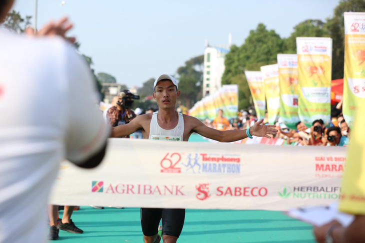 Hoàng Nguyên Thanh vô địch Tiền Phong marathon 2021, sát thành tích HCV SEA Games - Ảnh 1.