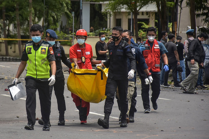 Đánh bom liều chết kinh hoàng một nhà thờ Công giáo ở Indonesia - Ảnh 2.