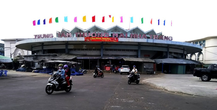 Tiểu thương chợ Đầm Tròn kiện UBND TP Nha Trang cắt điện - Ảnh 1.