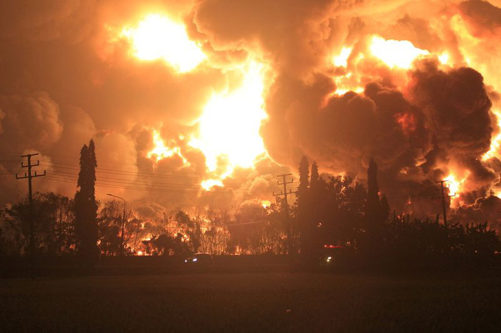 Cháy lớn nhà máy lọc dầu, Indonesia sơ tán gần 1.000 người - Ảnh 1.