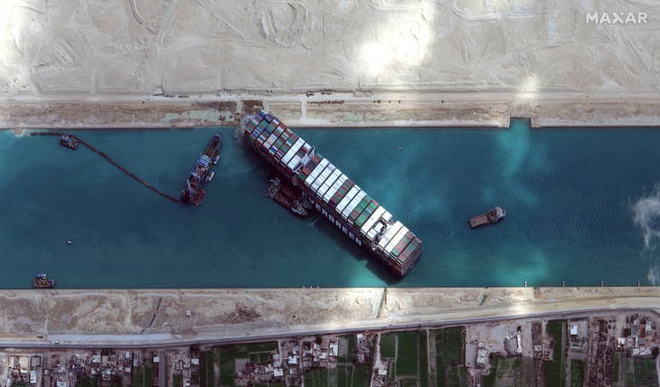 Kênh đào Suez bị bịt kín ngày thứ 6, gần 370 tàu đang đợi con tàu mắc kẹt động đậy - Ảnh 1.