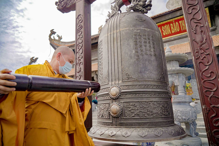 Phật tử bốn phương hành trình bái Phật trên đỉnh Fansipan - Ảnh 1.