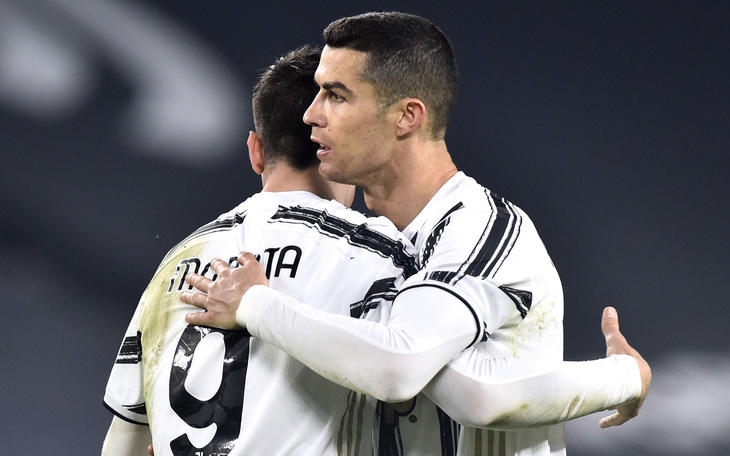 Ronaldo ghi bàn, Juventus tiếp tục bám đuổi hai đội bóng thành Milan