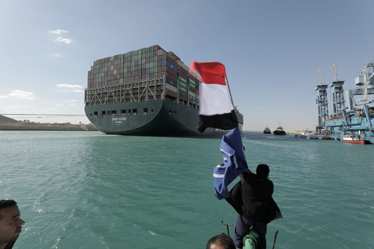Ai Cập chính thức điều tra nguyên nhân tàu Ever Given mắc cạn ở kênh đào Suez - Ảnh 1.