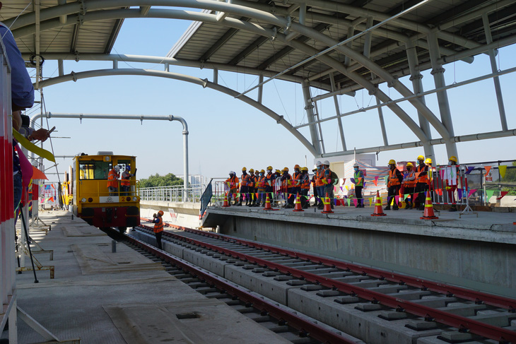 Phó thủ tướng chỉ đạo tháo gỡ vướng mắc cho metro số 1 - Ảnh 1.