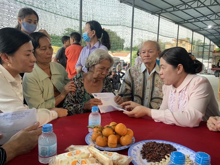 Đoàn đại biểu TP.HCM hỗ trợ gia đình 6 người tử vong do hỏa hoạn tại TP Thủ Đức - Ảnh 1.