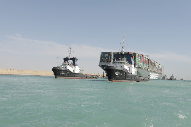 Giao thông kênh đào Suez được khôi phục hoàn toàn sau vụ tàu mắc cạn - Ảnh 1.